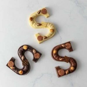 massieve chocolade letter s sinterklaas melk 36 procent met versiering